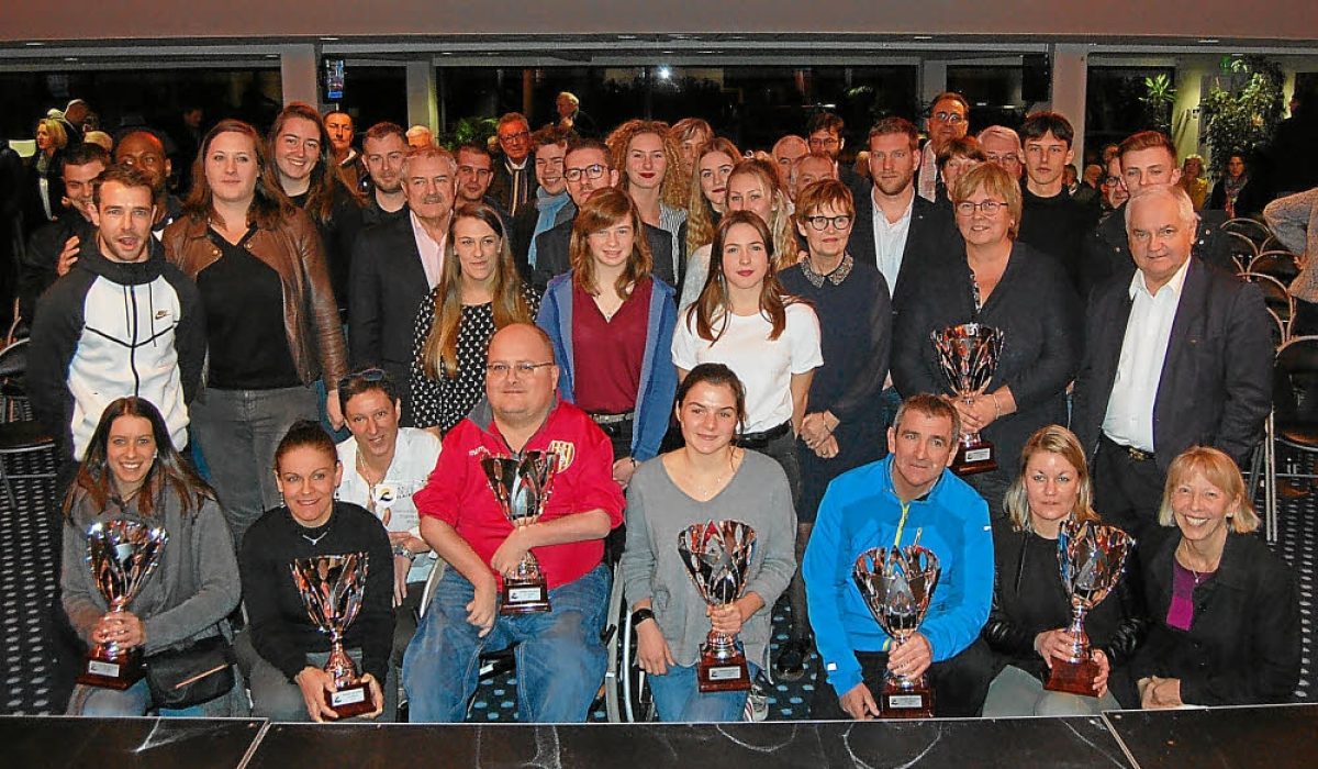 les-laureats-ont-recu-leurs-trophees-a-l-issue-de-la_3740390